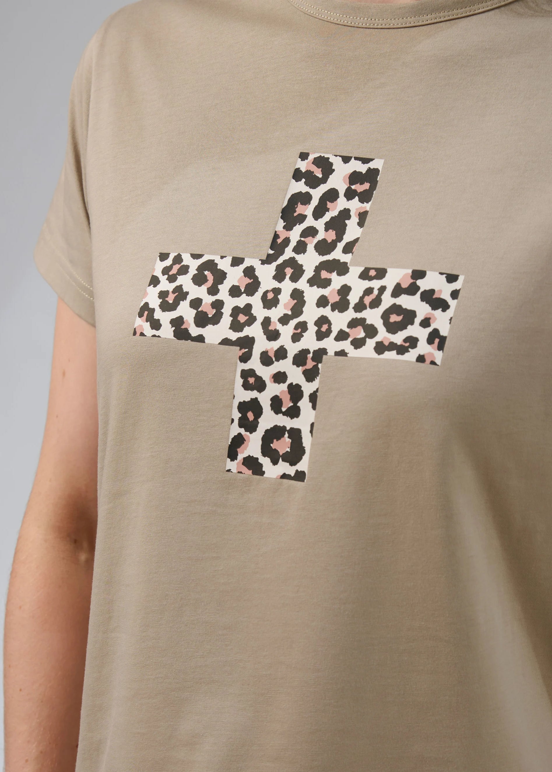 Ace Tee Leopard Cross ~ Sage